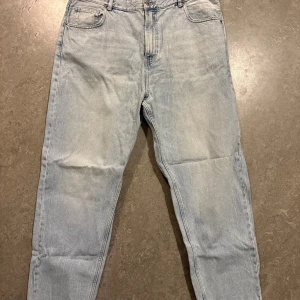 Ljusblå jeans från Bershka - Säljer ett par ljusblå jeans från Bershka i loose fit. De har en klassisk femficksdesign och är tillverkade i denim. Jeansen är nya och har minimalt slitage.
