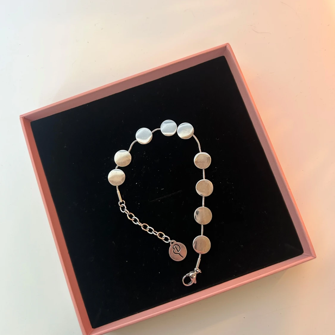 Silverfärgat armband med runda plattor