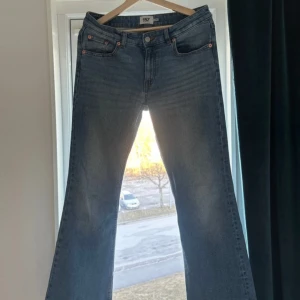 Blå jeans från 157 - Snygga blå jeans från 157 med en klassisk bootcut-stil. De har en knappgylf och femficksdesign. Perfekta för en avslappnad look.