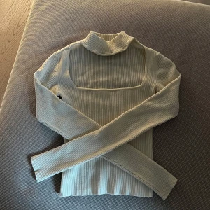 Beige ribbad polotröja - från berskha