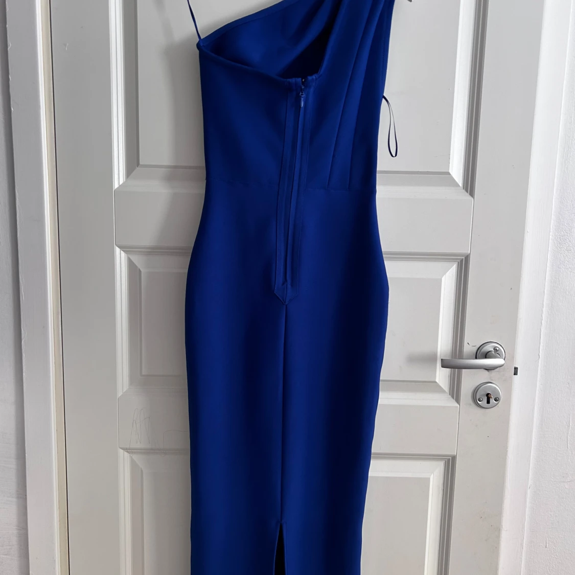 Blå långklänning med oneshoulder - 4