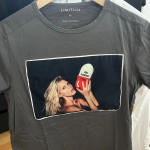 Grå t-shirt från Limitato - Säljer en grå t-shirt från Limitato, storlek M