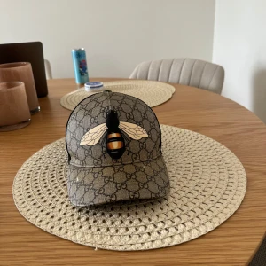 Gucci keps bee  - Snygg Gucci keps med Bee motivet, säljer den då den knappt kommer till användning längre, säljs i befintligt skick. Storlek XL