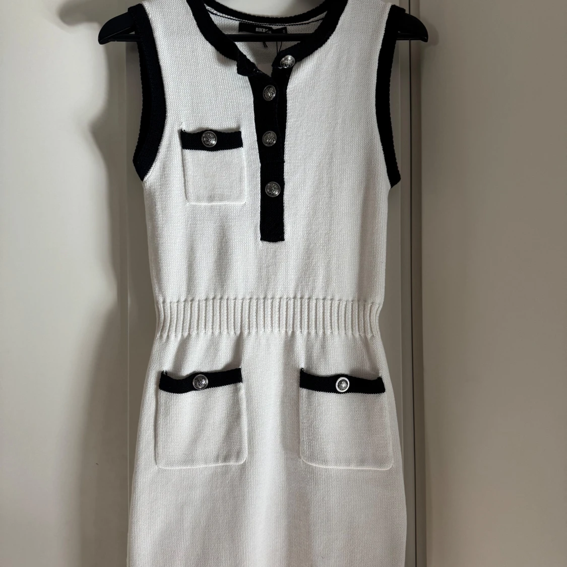 Stickad känning - Bik Bok