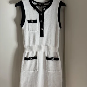 Stickad känning - Bik Bok - Ny stickad känning från Bik Bok med prislappen kvar. Endast testad. Köpt för 599 kr.