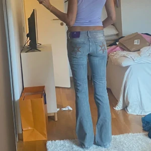Victoria Beckham lågmidjade jeans - Victoria Beckham vintage jeans I bra skick! Väldigt svåra att få tag på! Storlek 28x35 jag är 174. Innerbenslängden är 88cm. Vid snabb affär kan jag gå med på prissänkning 