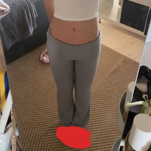 Grå mjukisbyxor - 🥂Säljer ett par grå mjukisbyxor med bred linning. 🎉Byxorna har en avslappnad passform och är perfekta för en bekväm dag💕. De är från Gina tricot 😇