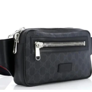 Svart axelväska med dragkedja - Snygg svart axelväska med ett diskret mönster och silverfärgade dragkedjor. Väskan har en justerbar rem och en praktisk ficka framtill. Perfekt för att bära med sig det viktigaste på ett stilfullt sätt.