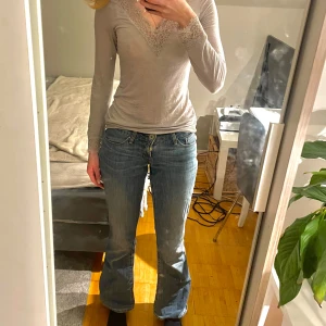 Lågmidjade jeans - Snygga lågmidjade bootcut jeans från Levis 💗