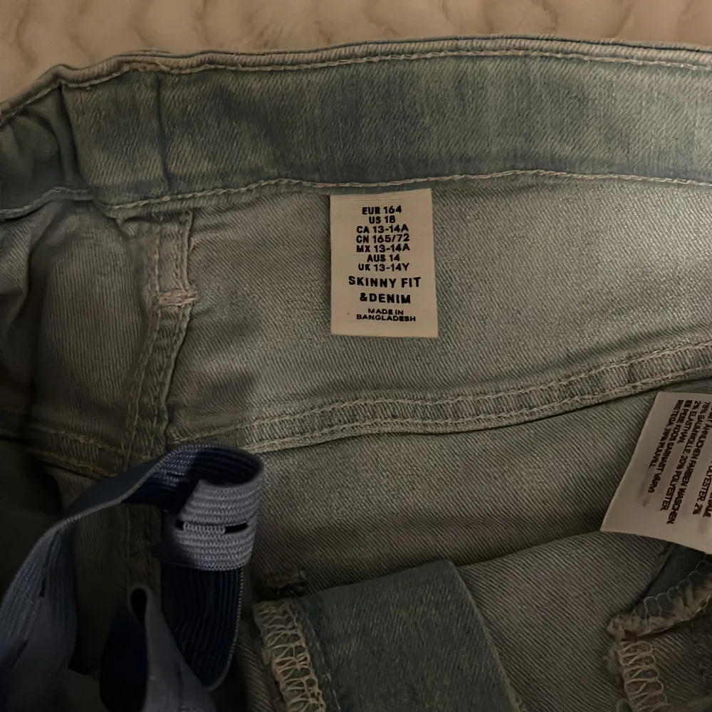Snygga ljusblå skinny jeans från Lindex. Den har även band att dra åt i midjan. 🦕. Farkut & Housut.