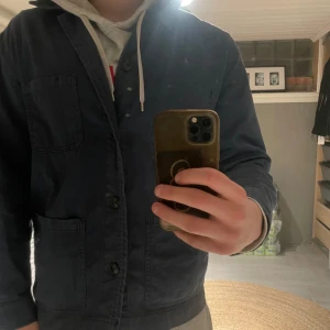 Overhshirt  - Säljer en stilren mörkblå overshirt från Kappahl.  Perfekt för lager-på-lager-stil och passar bra till både vardag och mer avslappnade tillfällen. Jackan är knappt använd och har inga defekter. Hör av dig vid minsta lilla fundering! Skick 9/10