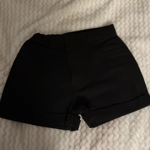 Svarta shorts från H&M🖤 - Snygga svarta shorts från H&M med band i midja och uppvikta ben. 🐝🐦‍⬛