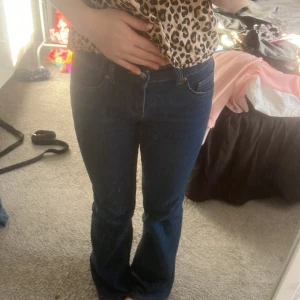 Mörkblå jeans med bootcut - Snygga lowwaist mörkblå jeans från hm med bootcut-stil. De har en klassisk femficksdesign och en bekväm passform. Perfekta för en avslappnad look.