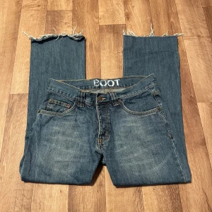 Jeans - Jeans som sitter mid waist på mig. Midjemått:37cm innerben:65cm ytterben: 90cm