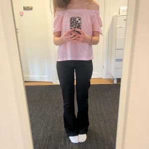 Jätte gullig sommartopp💕 - Säljer en söt offshoulder topp från Tiffosi i röd- och vitrandigt mönster. Kom privat för fler bilder eller om du har några frågor💕