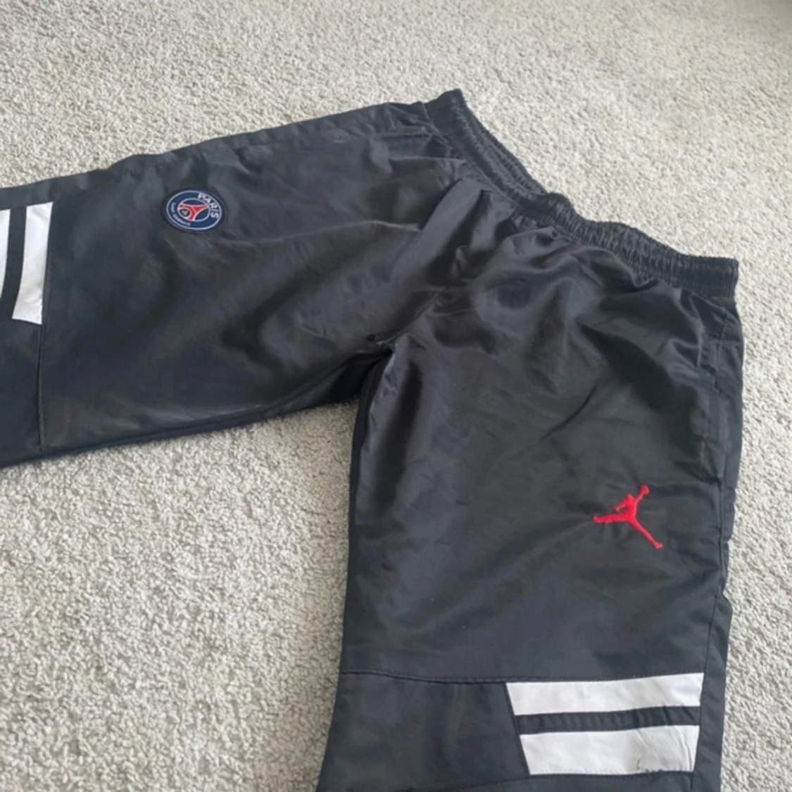 Svart vindjacka med Paris-mönster - 3