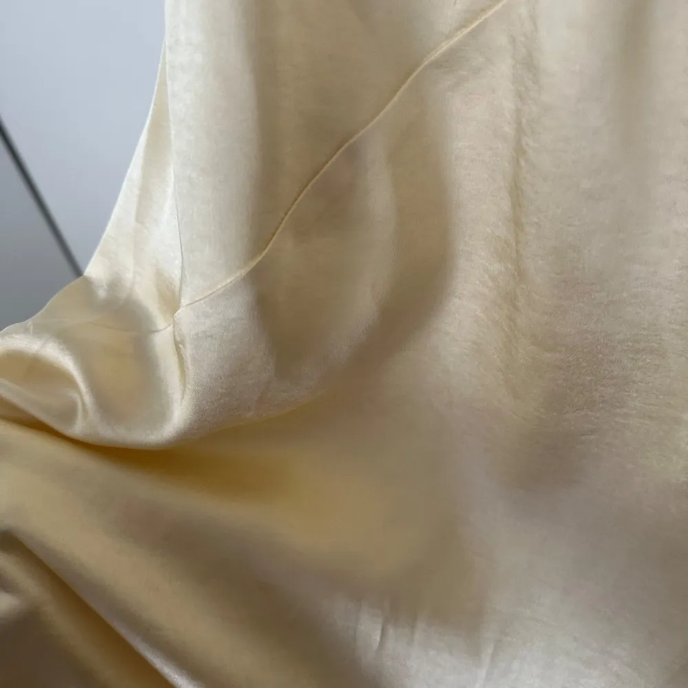 Elegant gul långklänning från BUBBLEROOM i ett satin. Klänningen har en v-ringad design och smala axelband. Den är figurnära. Har inte använt den en enda gång. Den är 150cm lång från axeln ner. Som referens är jag 161cm . Mekot.