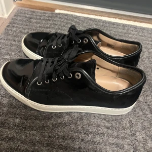 Lanvins skor - Säljer pga ingen användning! Köp på Care of Carl finns kvitto, box osv. Extra sko snöre finns med , lanvin påse 2 st. Bra skick inga skador ! Uk8