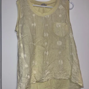 Toppi - Naisten keltainen toppi. Koko one size menee kokoihin S-L.  kaikai n 45cm, pituus n 57cm. Kissatalous Mikäli hinta ei miellytä tarjoa rohkeasti Katsothan myös muut ilmoitukseni!!