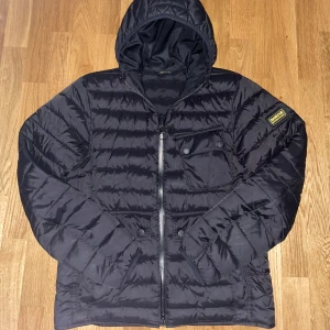 Barbour jacka - En fett barbour jacka jag köpte förra vintern ny ✅ skick 8/10 inga defekter eller hål 🔥storlek M sitter bäst på dig som är 175-185🔥 nypris ca 3000 mitt pris 599 🔥✅ men priset går absolut att diskuteras✅