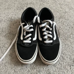 Svarta Vans  - Så fina svarta låga vans med vita snören. Använda men väl omhändertagna. Storlek 36. Säljer direkt för 180kr! 