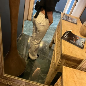 Lågmidjade jeans från subdued  - Säljer dessa skit snygga Lågmidjade jeans från subdued  , köptes för ca 1 månad sedan och är i nyskick. Jag har klippt dem längst ner men det är inget som syns . Säljer då de är för långa på mig.  Köptes för 700kr säljer för 450