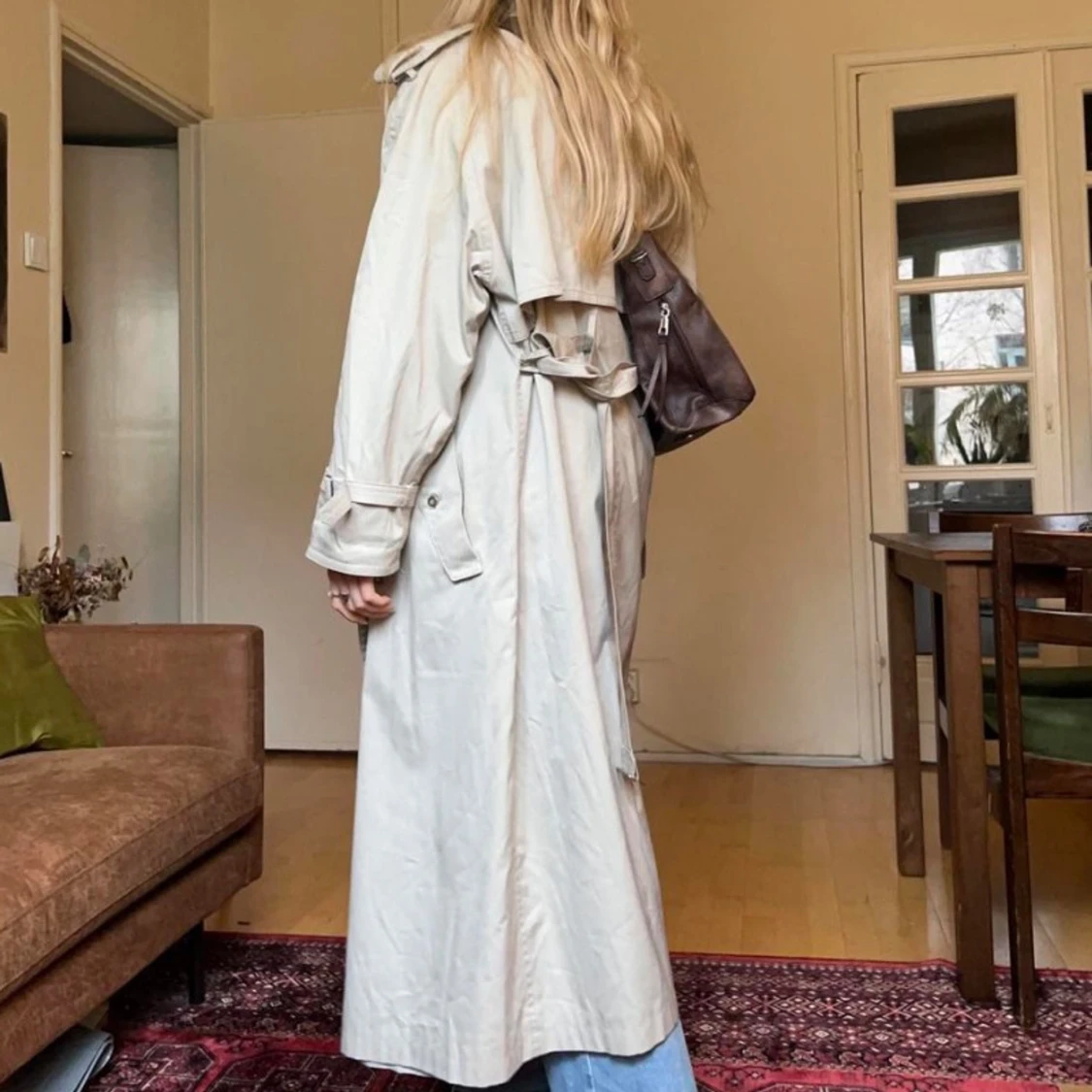 Beige trenchcoat med coolt foder - 3