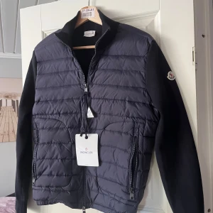 Mörkblåa Moncler cardigan  - Säljer helt ny moncler cardigan. Storlek S prislapp, påse osv ingår. kom privat vid frågor och funderingar Med vänlig hälsning, Manuel. 