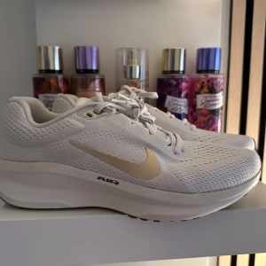 Nya Nike skor  - Nya Nike skor som har ej använts pga dem är för stora. storlek 40.