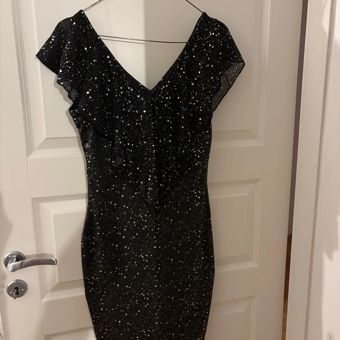 Svart glittrig klänning med v-ringning