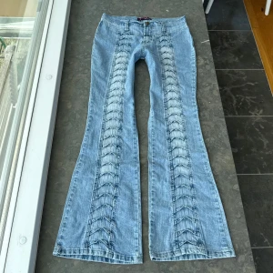 jeans y2k - Så snygga jeans som tyvärr inte passar mig och har därför ingen bild på! Midjemått tvärsöver:43cm Midjehöjd: 24cm Inerbens längd: 81cm💕