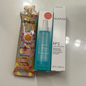 Hårvårdskit från Amika, Moroccanoil & Olaplex -  kit med Amika Soulfood nourishing mask 20ml, Moroccanoil Frizz Shield Spray i turkos miniflaska och Olaplex No.3 Hair Perfector i 20ml. Perfekt för dig som vill boosta håret med näring, fukt och skydd mot friss.
