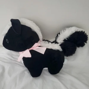 Amuse sugar sugar skunk gosedjur - Mått: höjd 40 cm, längd (nos till bak) 40 cm. Mått var tagna av mig så de är inte exakta. Den har suttit i mitt rum