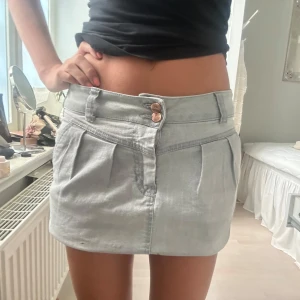 Ljusgrå jeanskjol med veck - Superfin ljusgrå kort jeanskjol med två knappar i midjan och snygga veck framtill💖