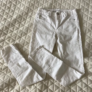 Vita stretchiga jeans med slimfit - Snygga vita jeans i stretchigt material. Modellen är slim och har klassisk femficksdesign med knapp och dragkedja. Pris går att diskutera☺️💕