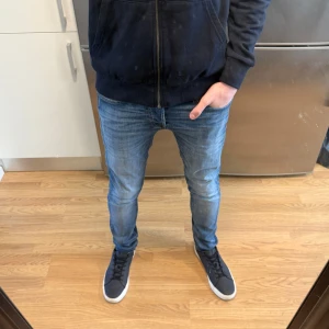 Jack & Jones Jeans - Sjukt snygga ljusblåa Jack & Jones Slim/Glenn jeans i fint skick (Små fläckar finns på ena benet) Storlek: W29/L34. Mått - Midja: 36cm Benlängd: 109cm. Hör av dig vid funderingar!🤩