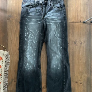 Svarta Crocker jeans med slitningar - Säljer ett par svarta jeans från Crocker med coola slitningar och blekta detaljer framtill. Tyvärr för små för mig 🥹🌟Midejmått: 34 cm Innebensläng: 73 cm 