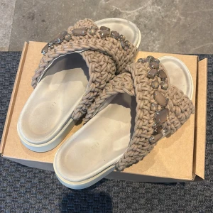 Beige sandaler med stenar från Inuikii - Snygga sandaler från Inuikii i beige taupe med grovt stickade band och dekorativa stenar på ovandelen. Använda men köpte de  förra månaden på jhonells.🩷🩷