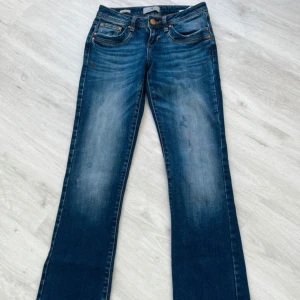 LTB Valerie bootcut jeans  - Snygga blå lågmidjade bootcut jeans från LTB, modell Valerie. W26 L32. Säljer då de tyvärr är försmå. Innerbenslängd 83 cm och midjemått rakt över 37 cm💕 Fint skick!