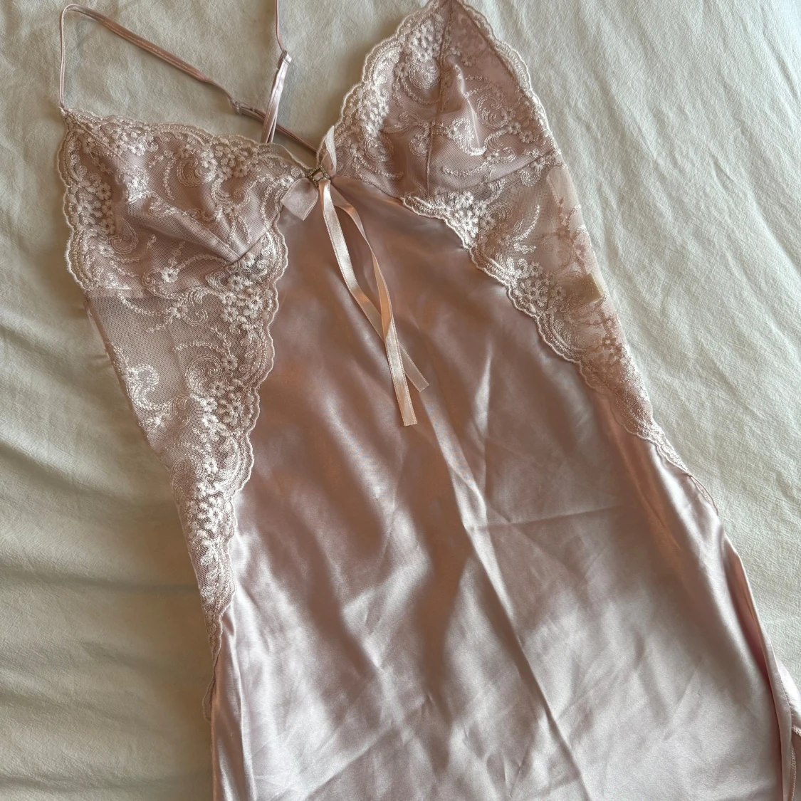 Ljusrosa långklänning i satin med spets - 1