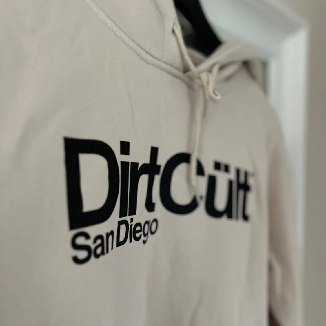 Beige Dirt Cult hoodie med tryck