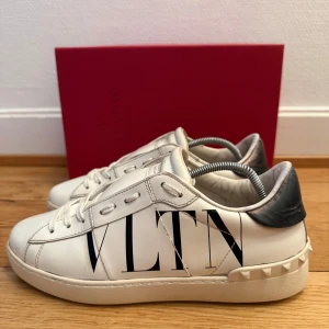 Valentino open sneakers  - Säljer nu dessa fina valentino open skor | Fint skick |  Storlek 39,5 | Kvitto och box ingår |