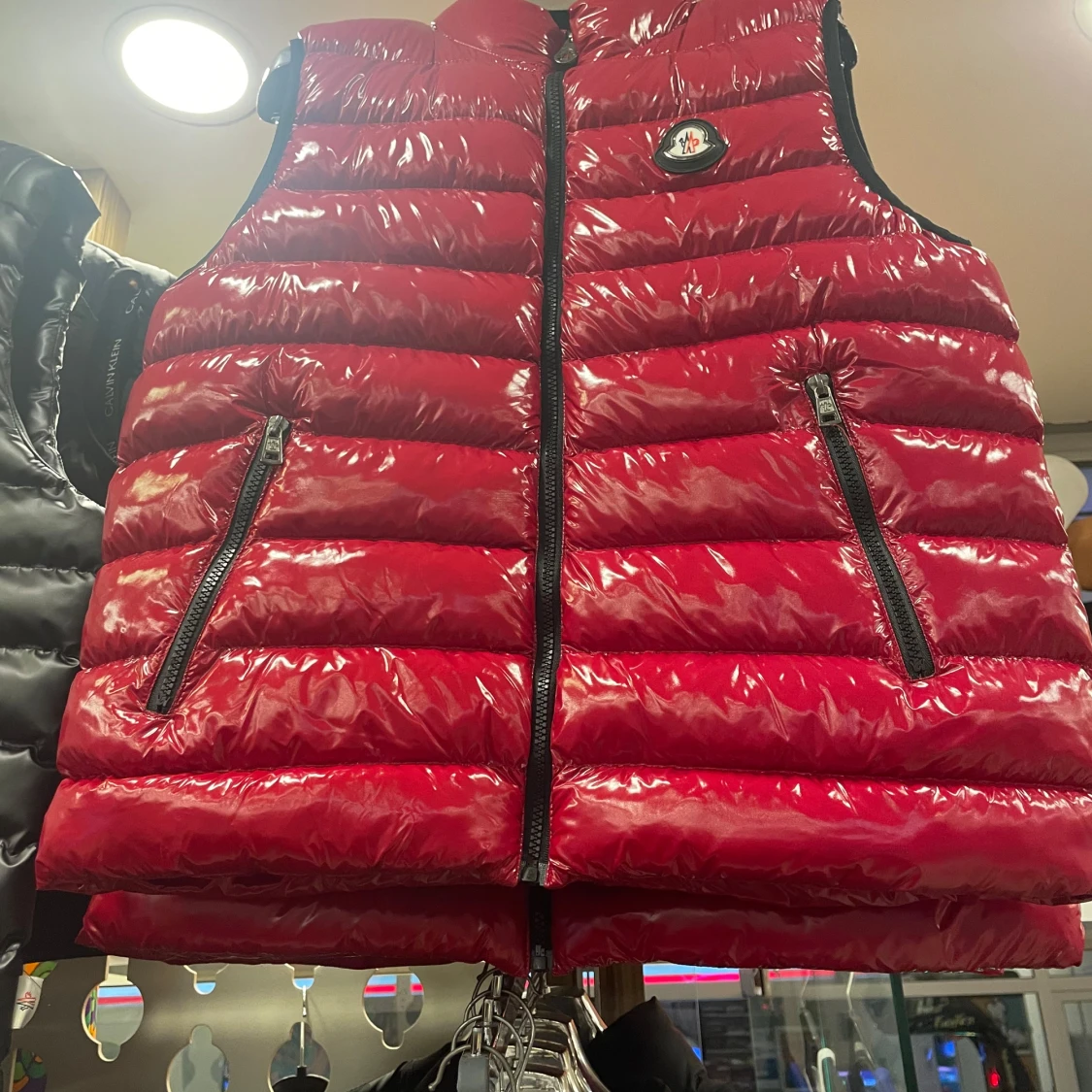 Röd dunväst från Moncler