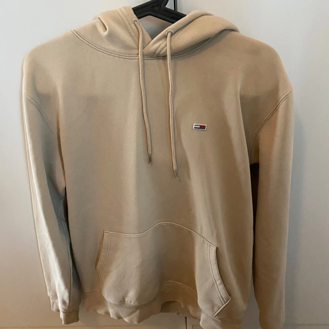 Beige hoodie från Tommy Jeans