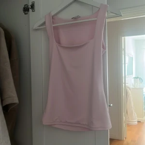 Ljusrosa linne från newyorker str Xs - Säljer en ljusrosa linn från newyorker  i storlek XS. Toppen har breda axelband och en snygg, rak urringning framtill. Aldrig använd