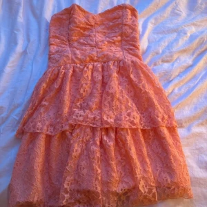 Korallklänning - Säljer denna jättefina korallklänning från Gina tricot!! Storlek 36. Super fin och trendig färg. Tub klänning + spets