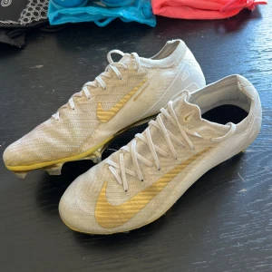 Nike mercurial fotbollsskor  - En riktigt fet fotbollssko! Specialbeställda, Nike by you. Använda i ca 1 månad. Tappat lite färg under skorn men annars är dem hela och fina. Orginalkartong och skopåse ingår!