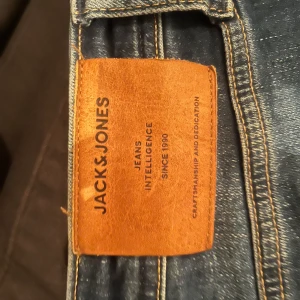 Blå jeans från Jack & Jones - Säljer mina jeans från Jack & Jones då dom ej kommit till användning och behöver bli av med kläder. Dom är helt nya och aldrig använda. Storlek 29 i midja och 32 i längd 