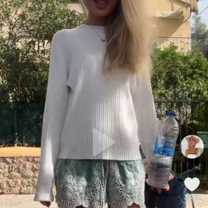 Ribbad långärmad tröja - Jätte söt långärmad tröja, säljer då den inte kommer till användning. Köpte av Filippa montan så de är den som är på bilden. 💕💕💕 passar mig som har xs-s