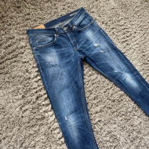 Dondup George slitningar  - Säljer dessa riktigt feta dondup George jeansen med slitningar⭐️Storlek = W32🤝Skick : 9,5/10!👍Hör gärna av er om ni har funderingar!🙌